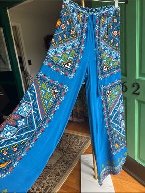 Flying Tomato Blue and White elastic Patterned Waistband wide leg pant 💙 size M
